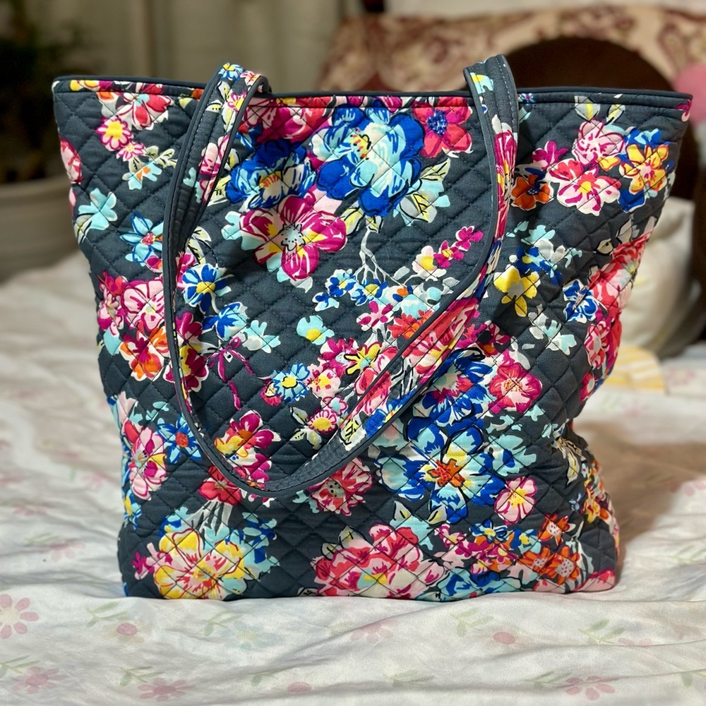 Tote In Pretty Poises - Picture 3 of 9